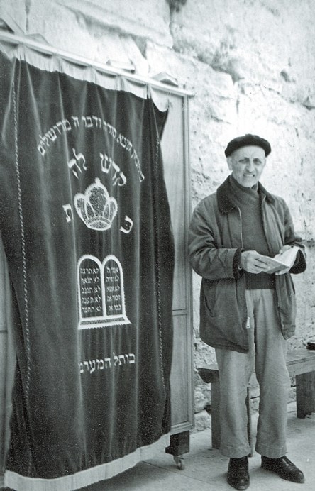 ר' משה עמרם בתפילה בכותל המערבי 