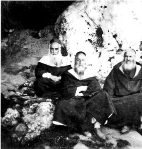 בפתח המערה בצפרו , שנות ה- 40